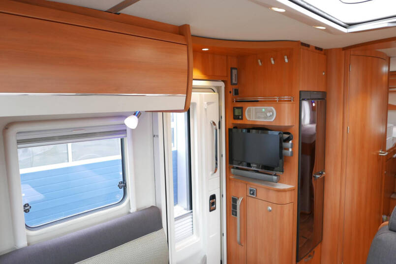Hymer T 704 SL 180 PK | Automaat | Levelsysteem | Enkele bedden 25