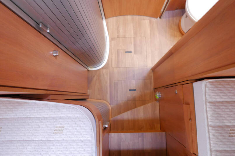 Hymer T 704 SL 180 PK | Automaat | Levelsysteem | Enkele bedden 35