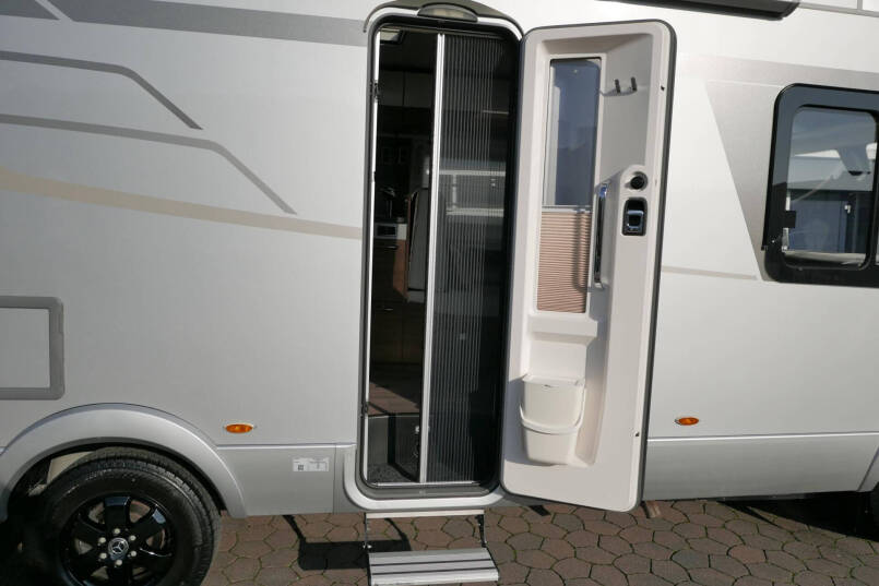 Hymer BMC-I 550 ModernComfort | Mercedes | Bovenkastjes | Dwarsbed | 11