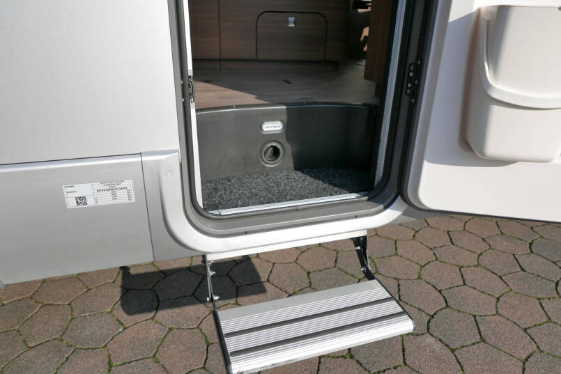 Hymer BMC-I 550 ModernComfort | Mercedes | Bovenkastjes | Dwarsbed | 12