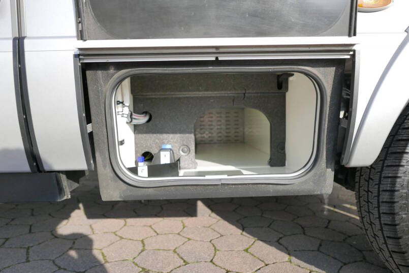 Hymer BMC-I 550 ModernComfort | Mercedes | Bovenkastjes | Dwarsbed | 16