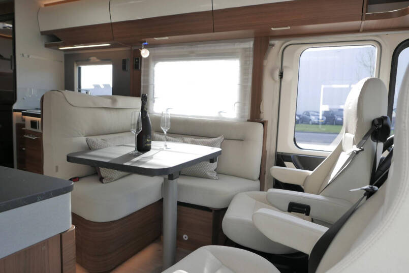 Hymer BMC-I 550 ModernComfort | Mercedes | Bovenkastjes | Dwarsbed | 28