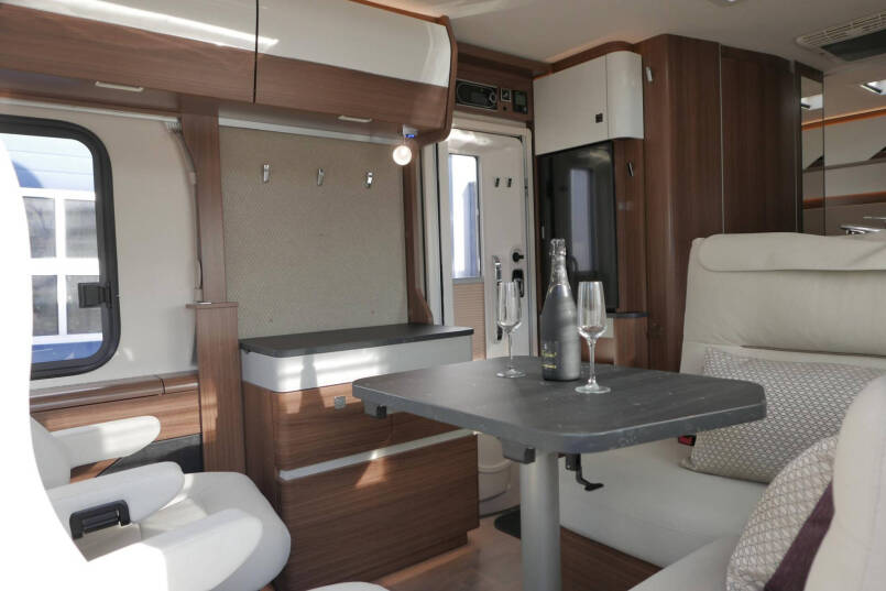 Hymer BMC-I 550 ModernComfort | Mercedes | Bovenkastjes | Dwarsbed | 29