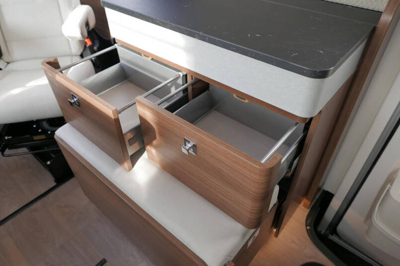 Hymer BMC-I 550 ModernComfort | Mercedes | Bovenkastjes | Dwarsbed | 31