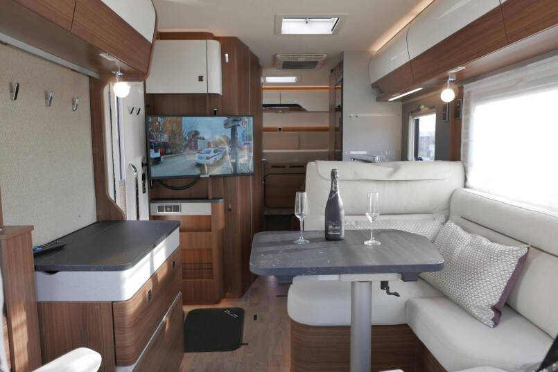 Hymer BMC-I 550 ModernComfort | Mercedes | Bovenkastjes | Dwarsbed | 33