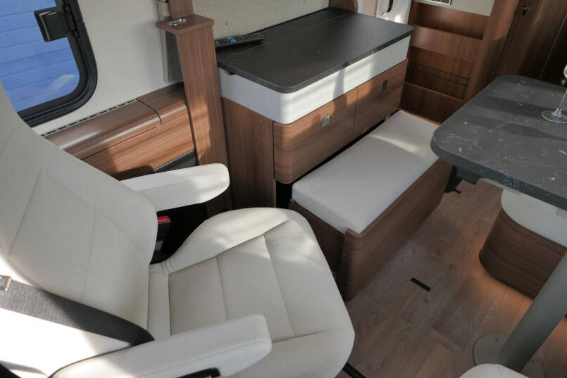 Hymer BMC-I 550 ModernComfort | Mercedes | Bovenkastjes | Dwarsbed | 36