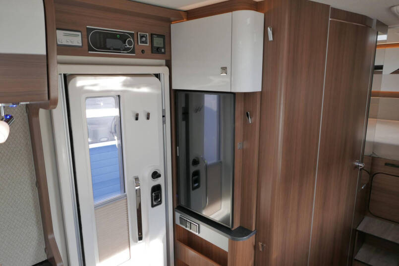 Hymer BMC-I 550 ModernComfort | Mercedes | Bovenkastjes | Dwarsbed | 37