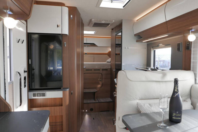 Hymer BMC-I 550 ModernComfort | Mercedes | Bovenkastjes | Dwarsbed | 38
