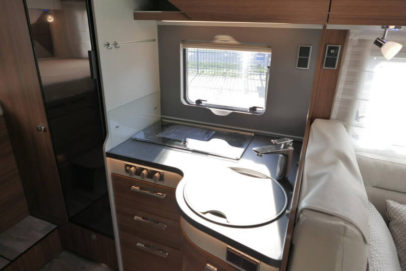 Hymer BMC-I 550 ModernComfort | Mercedes | Bovenkastjes | Dwarsbed | 39