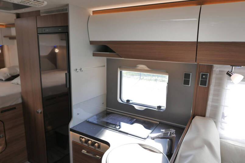 Hymer BMC-I 550 ModernComfort | Mercedes | Bovenkastjes | Dwarsbed | 41