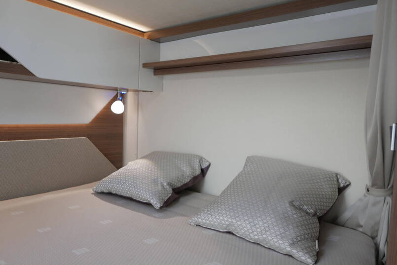 Hymer BMC-I 550 ModernComfort | Mercedes | Bovenkastjes | Dwarsbed | 49