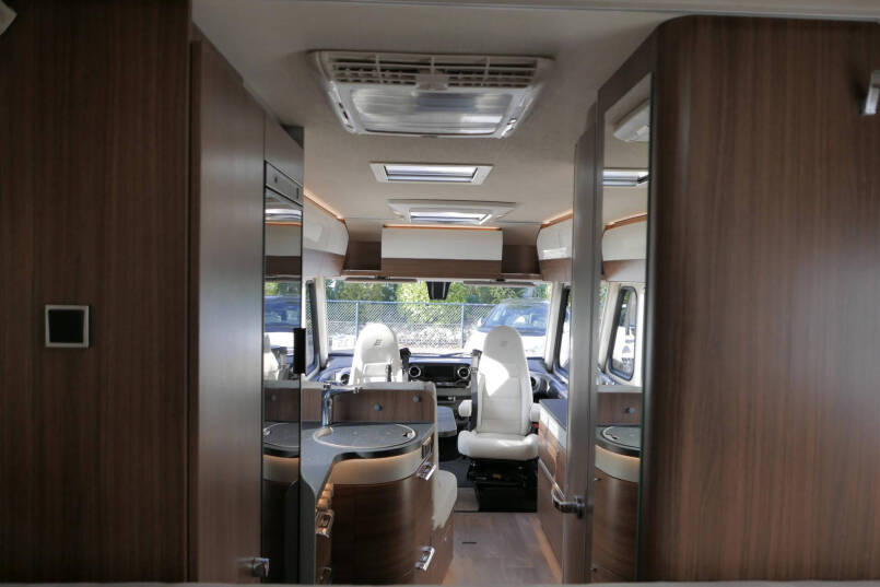 Hymer BMC-I 550 ModernComfort | Mercedes | Bovenkastjes | Dwarsbed | 51