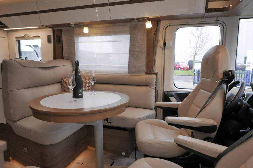 Hymer BML-I 790 MasterLine | Luchtvering | Levelsysteem | Bovenkastjes | 26