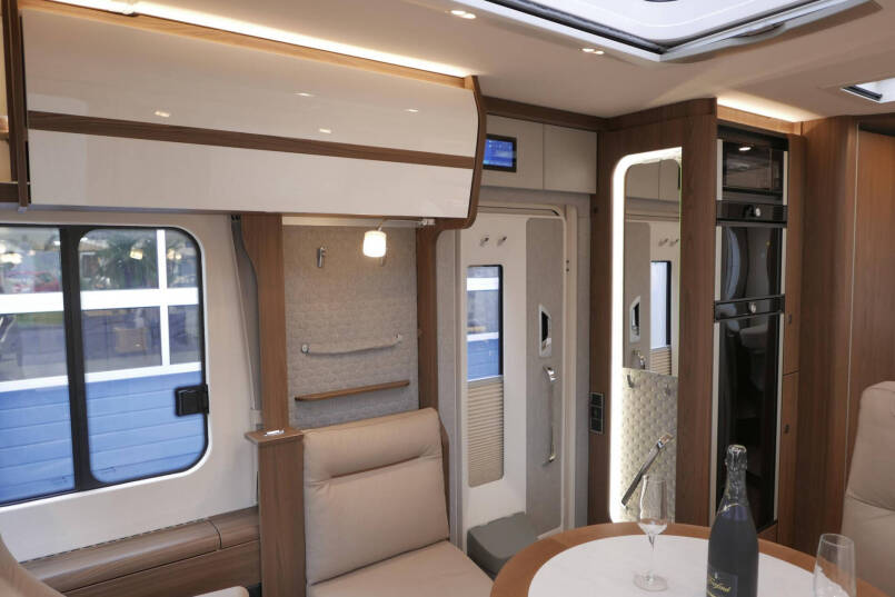 Hymer BML-I 790 MasterLine | Luchtvering | Levelsysteem | Bovenkastjes | 31