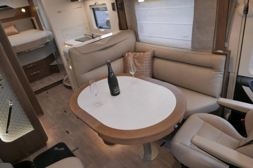 Hymer BML-I 790 MasterLine | Luchtvering | Levelsysteem | Bovenkastjes | 32