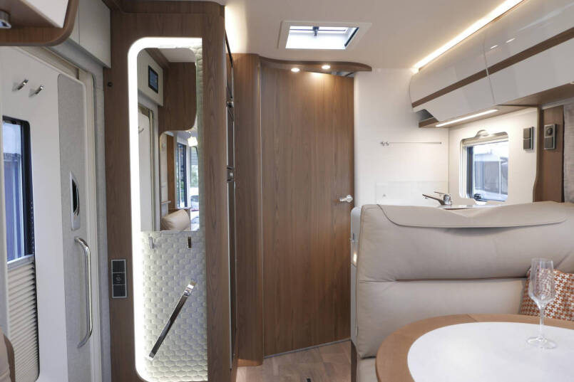 Hymer BML-I 790 MasterLine | Luchtvering | Levelsysteem | Bovenkastjes | 34