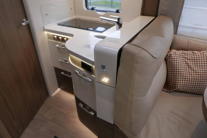 Hymer BML-I 790 MasterLine | Luchtvering | Levelsysteem | Bovenkastjes | 35