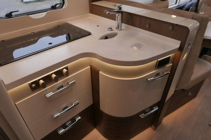 Hymer BML-I 790 MasterLine | Luchtvering | Levelsysteem | Bovenkastjes | 36