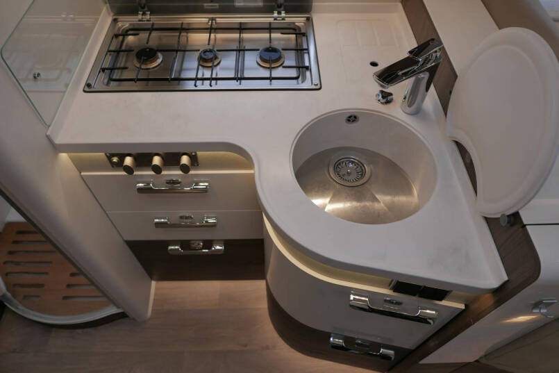 Hymer BML-I 790 MasterLine | Luchtvering | Levelsysteem | Bovenkastjes | 37