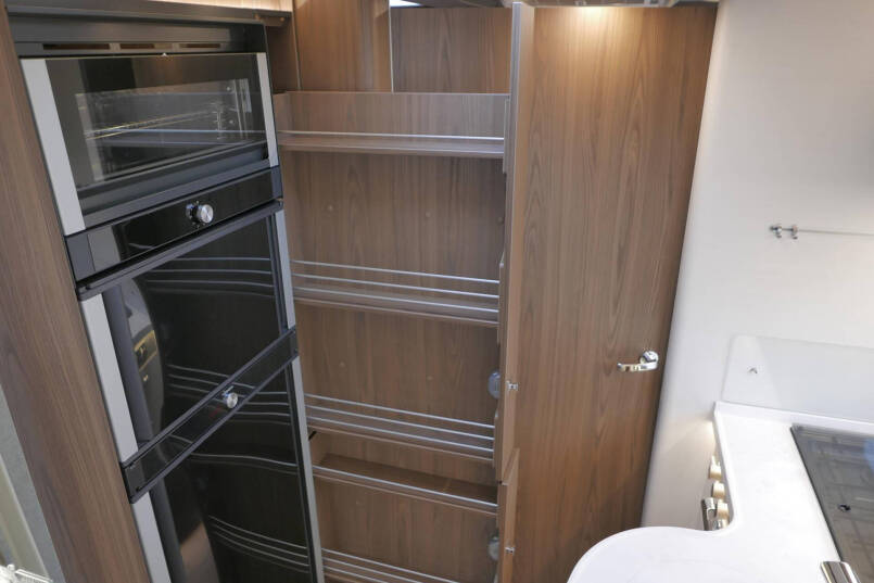 Hymer BML-I 790 MasterLine | Luchtvering | Levelsysteem | Bovenkastjes | 38