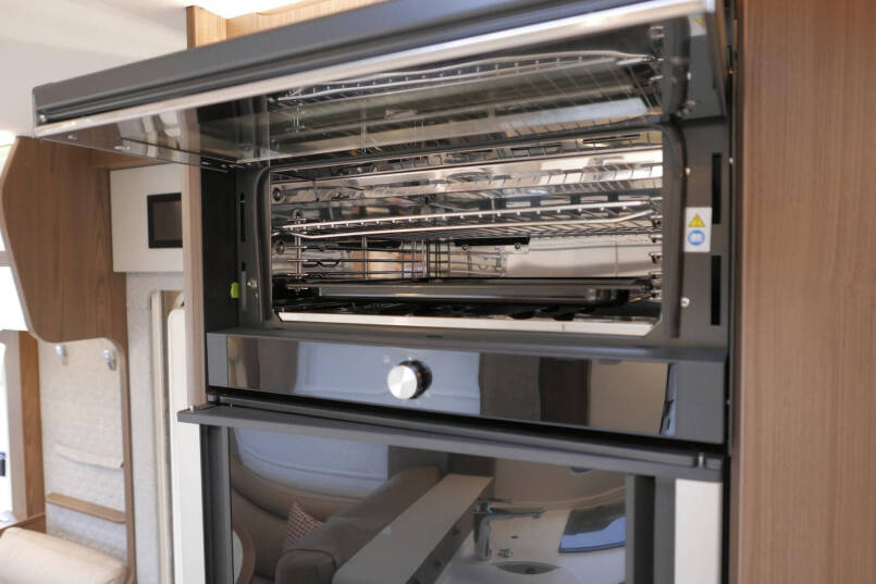 Hymer BML-I 790 MasterLine | Luchtvering | Levelsysteem | Bovenkastjes | 40