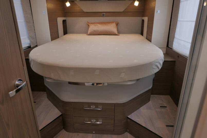 Hymer BML-I 790 MasterLine | Luchtvering | Levelsysteem | Bovenkastjes | 42