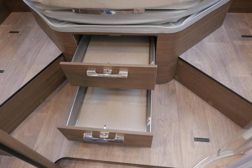 Hymer BML-I 790 MasterLine | Luchtvering | Levelsysteem | Bovenkastjes | 50