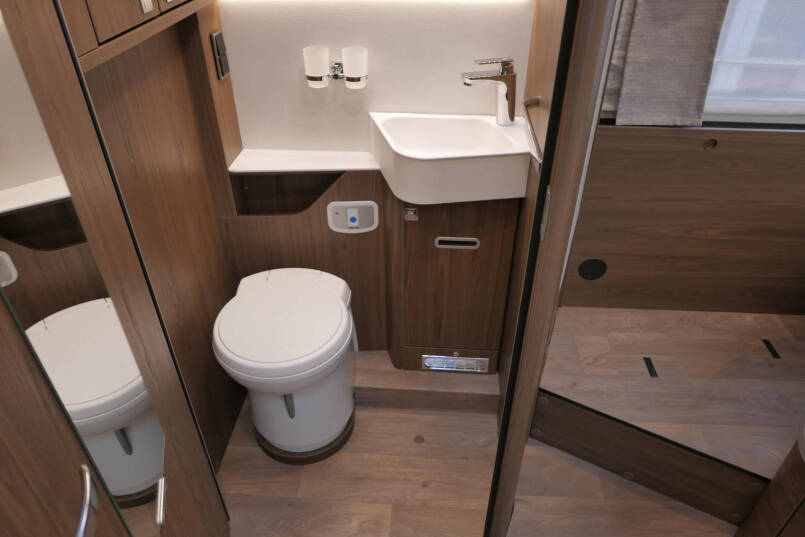 Hymer BML-I 790 MasterLine | Luchtvering | Levelsysteem | Bovenkastjes | 53