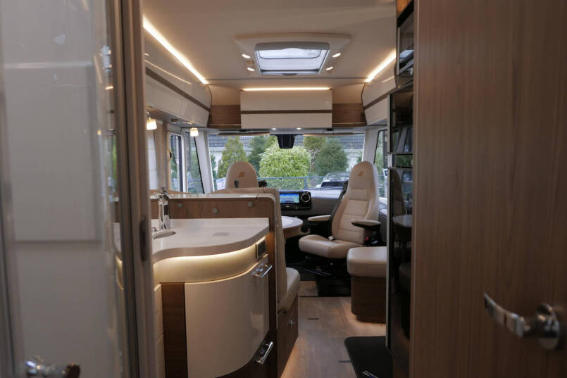 Hymer BML-I 790 MasterLine | Luchtvering | Levelsysteem | Bovenkastjes | 54