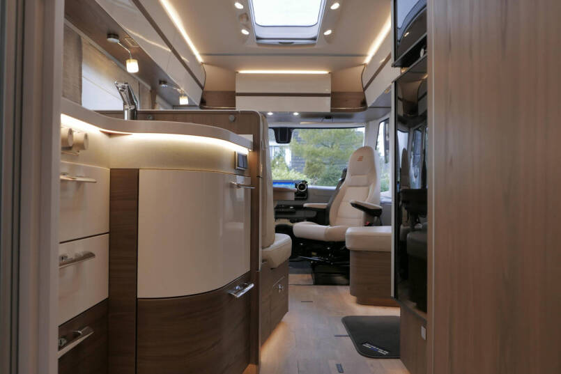 Hymer BML-I 790 MasterLine | Luchtvering | Levelsysteem | Bovenkastjes | 55