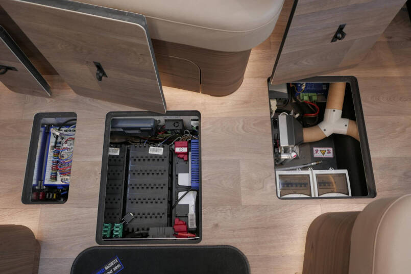 Hymer BML-I 790 MasterLine | Luchtvering | Levelsysteem | Bovenkastjes | 57