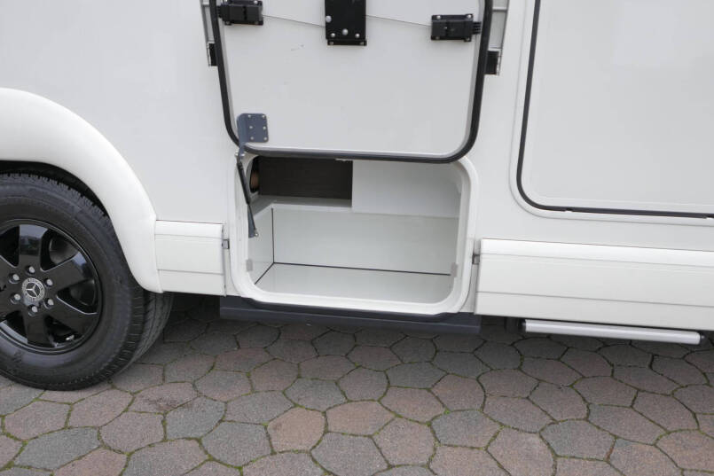 Carthago C-Tourer 143 LE | Mercedes | Enkele bedden | AL-KO maxi | 170 pk 15
