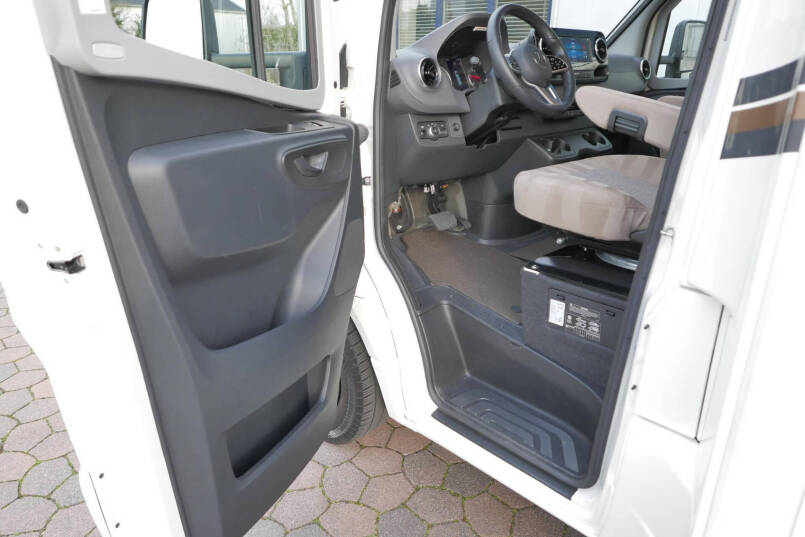Carthago C-Tourer 143 LE | Mercedes | Enkele bedden | AL-KO maxi | 170 pk 18