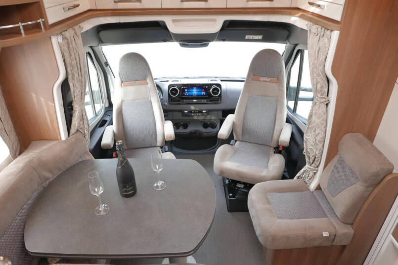 Carthago C-Tourer 143 LE | Mercedes | Enkele bedden | AL-KO maxi | 170 pk 25