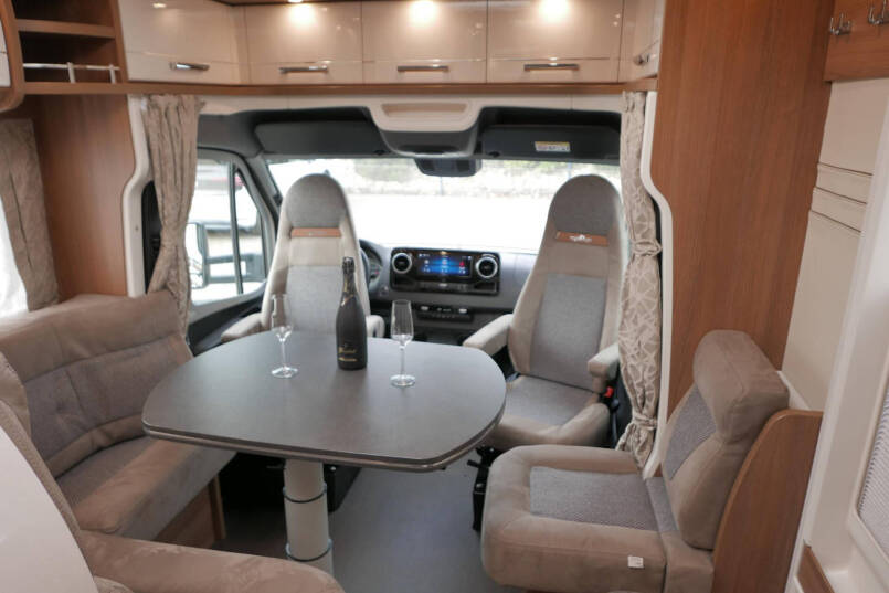 Carthago C-Tourer 143 LE | Mercedes | Enkele bedden | AL-KO maxi | 170 pk 27