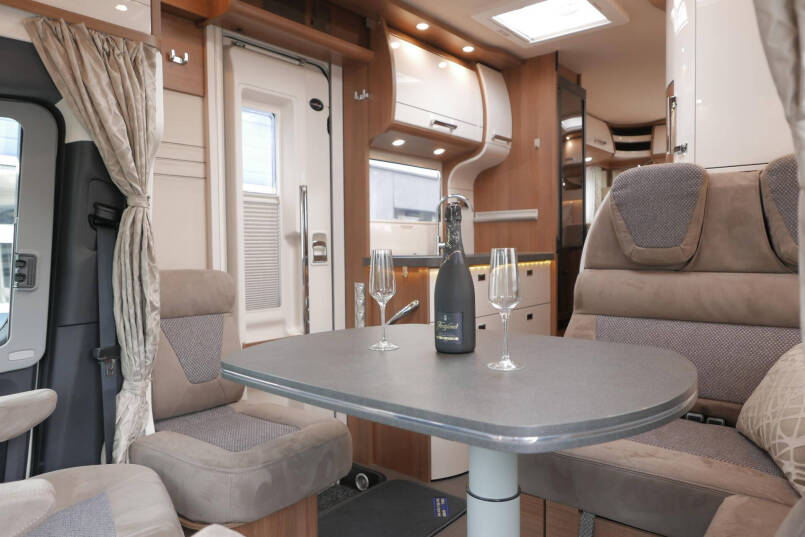 Carthago C-Tourer 143 LE | Mercedes | Enkele bedden | AL-KO maxi | 170 pk 31