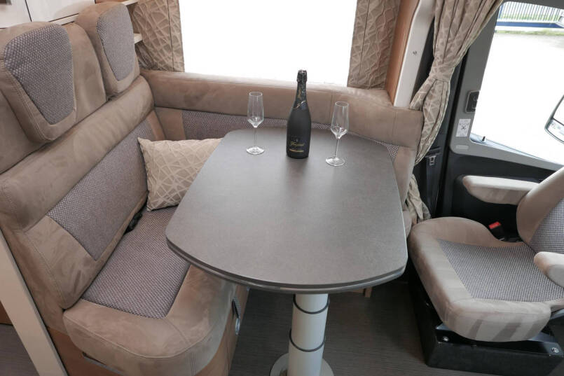 Carthago C-Tourer 143 LE | Mercedes | Enkele bedden | AL-KO maxi | 170 pk 32
