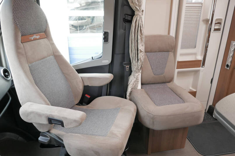 Carthago C-Tourer 143 LE | Mercedes | Enkele bedden | AL-KO maxi | 170 pk 33