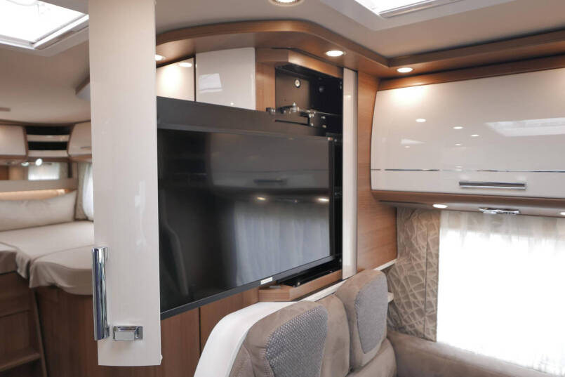 Carthago C-Tourer 143 LE | Mercedes | Enkele bedden | AL-KO maxi | 170 pk 35