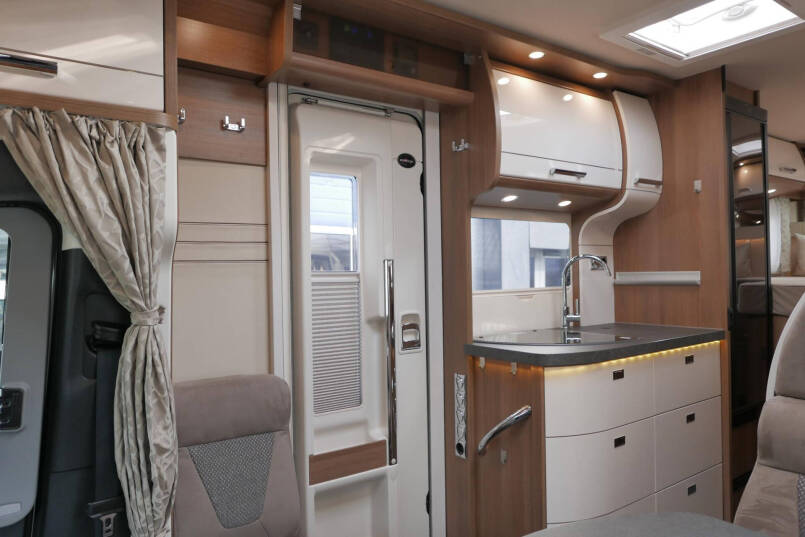 Carthago C-Tourer 143 LE | Mercedes | Enkele bedden | AL-KO maxi | 170 pk 36