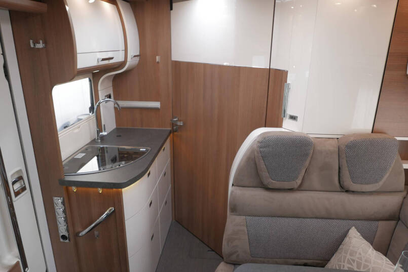 Carthago C-Tourer 143 LE | Mercedes | Enkele bedden | AL-KO maxi | 170 pk 40