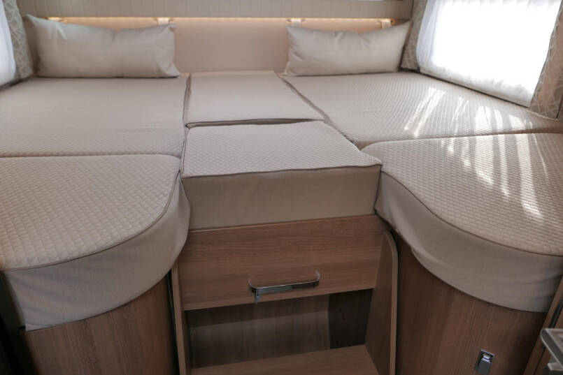 Carthago C-Tourer 143 LE | Mercedes | Enkele bedden | AL-KO maxi | 170 pk 43