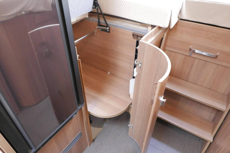 Carthago C-Tourer 143 LE | Mercedes | Enkele bedden | AL-KO maxi | 170 pk 44