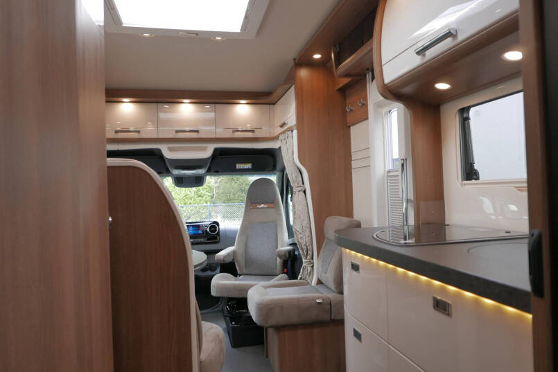 Carthago C-Tourer 143 LE | Mercedes | Enkele bedden | AL-KO maxi | 170 pk 54