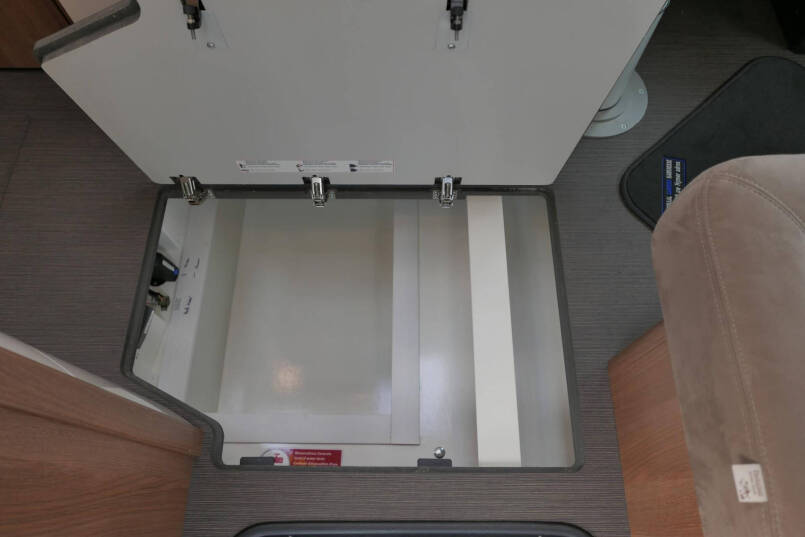 Carthago C-Tourer 143 LE | Mercedes | Enkele bedden | AL-KO maxi | 170 pk 56