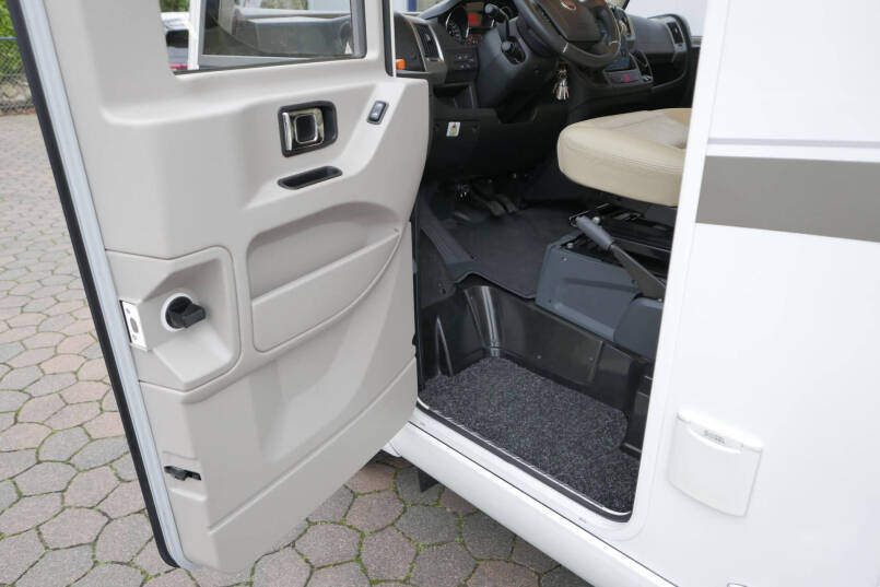 Hymer B 588 | Automaat | Levelsysteem | Enkele bedden | Airco 20
