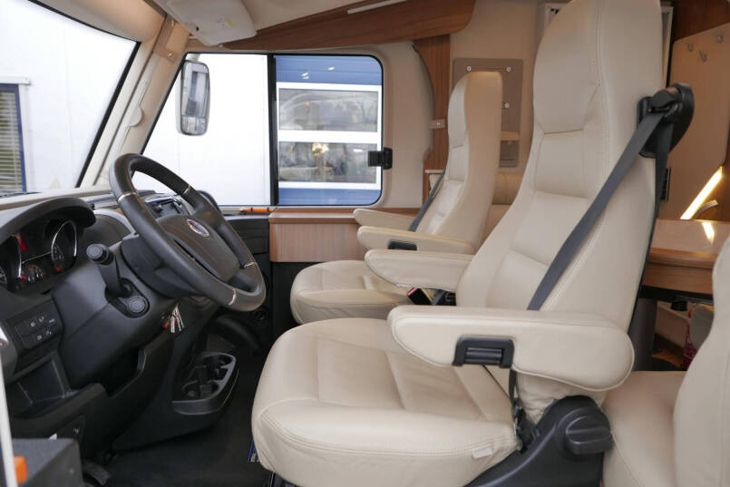 Hymer B 588 | Automaat | Levelsysteem | Enkele bedden | Airco 21