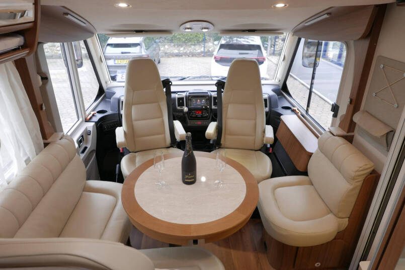Hymer B 588 | Automaat | Levelsysteem | Enkele bedden | Airco 26