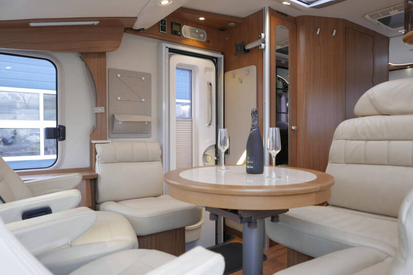 Hymer B 588 | Automaat | Levelsysteem | Enkele bedden | Airco 30