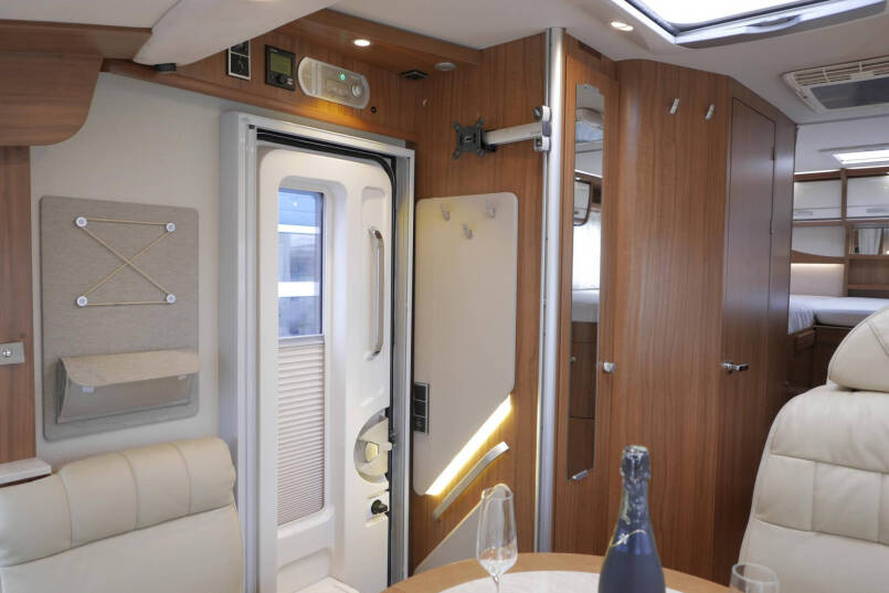 Hymer B 588 | Automaat | Levelsysteem | Enkele bedden | Airco 33